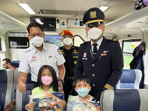 Sambut Lebaran, KAI Bagi-bagi Hadiah ke Penumpang Cilik