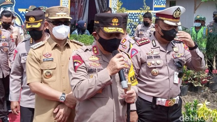 Kapolda Jateng Irjen Ahmad Luthfi saat meninjau Jalur Pantai Selatan (Pansela) di Kebumen, Selasa (26/4/2022).