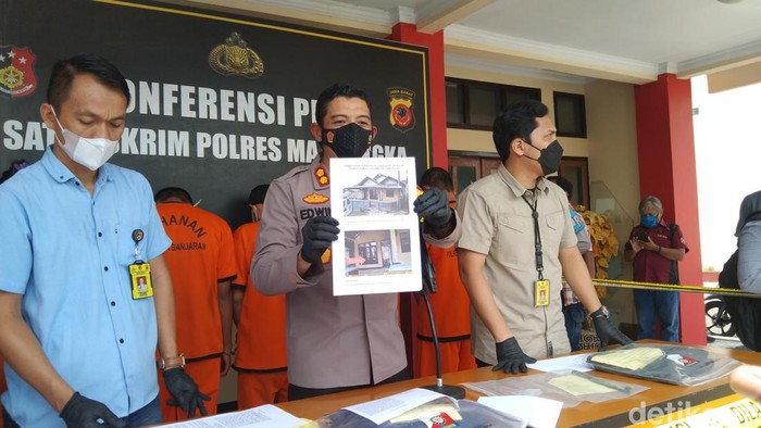 Kapolres Majalengka AKBP Edwin Affandi menunjukkan foto kondisi rumah korban setelah dibakar pelaku