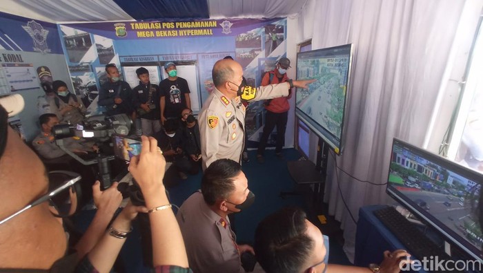 Kapolres Metro Bekasi Kota, Kombes Hengki meninjau pos pengamanan mudik 2022 di Bekasi (Fakhri Fadlurrohman/detikcom)