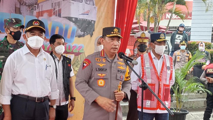 Kapolri Jenderal Listyo Sigit Prabowo (bicara menggunakan mic)/(Wildan-detikcom)