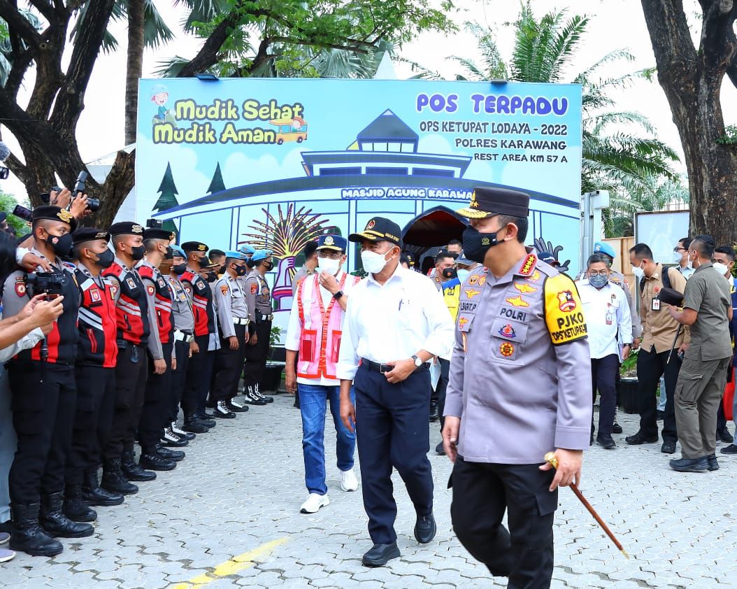 Kapolri Jenderal Listyo Sigit Prabowo mengecek Pos Terpadu Rest Area KM 57