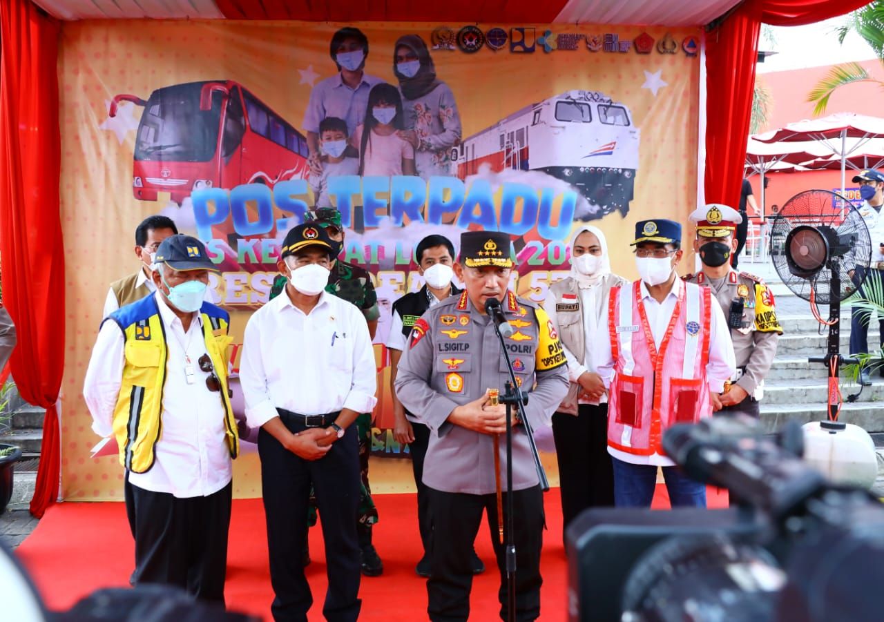 Kapolri Jenderal Listyo Sigit Prabowo mengecek Pos Terpadu Rest Area KM 57