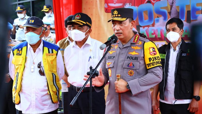 Kapolri Jenderal Listyo Sigit Prabowo mengecek Pos Terpadu Rest Area KM 57