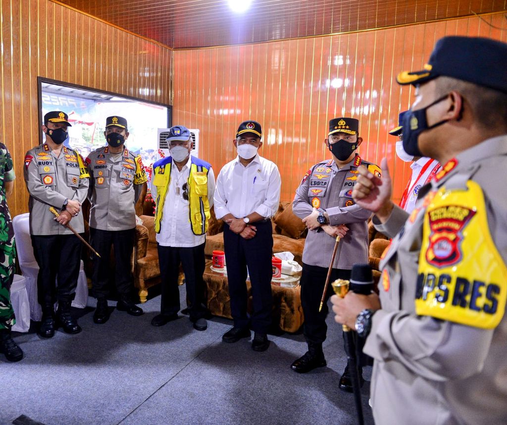 Kapolri Jenderal Listyo Sigit Prabowo meninjau kesiapan mudik di Pelabuhan Merak