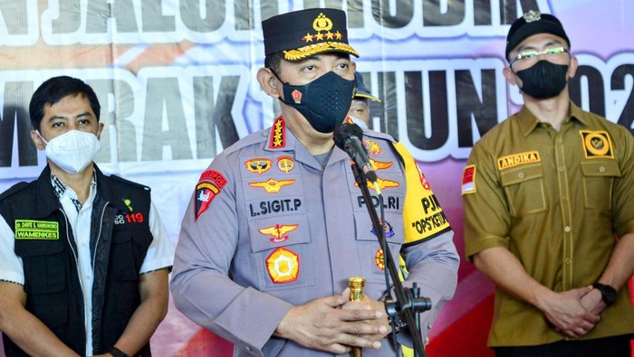 Kapolri Jenderal Listyo Sigit Prabowo meninjau kesiapan mudik di Pelabuhan Merak