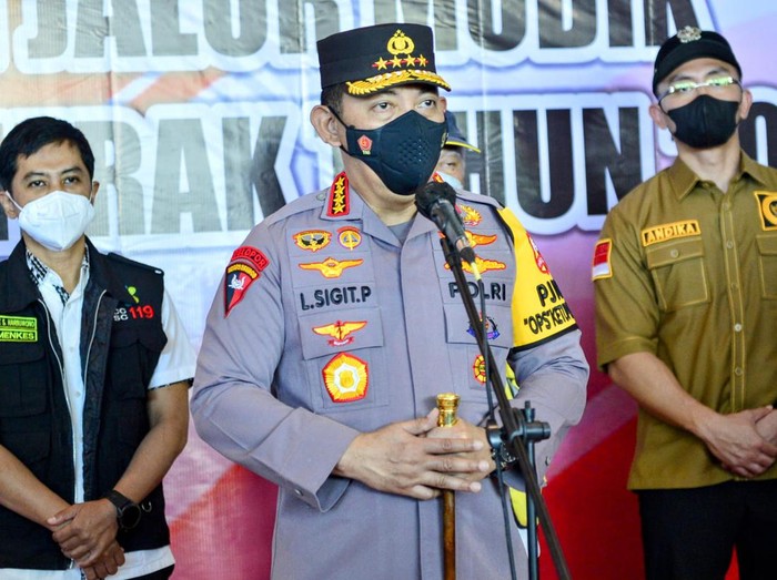 Kapolri Jenderal Listyo Sigit Prabowo meninjau kesiapan mudik di Pelabuhan Merak