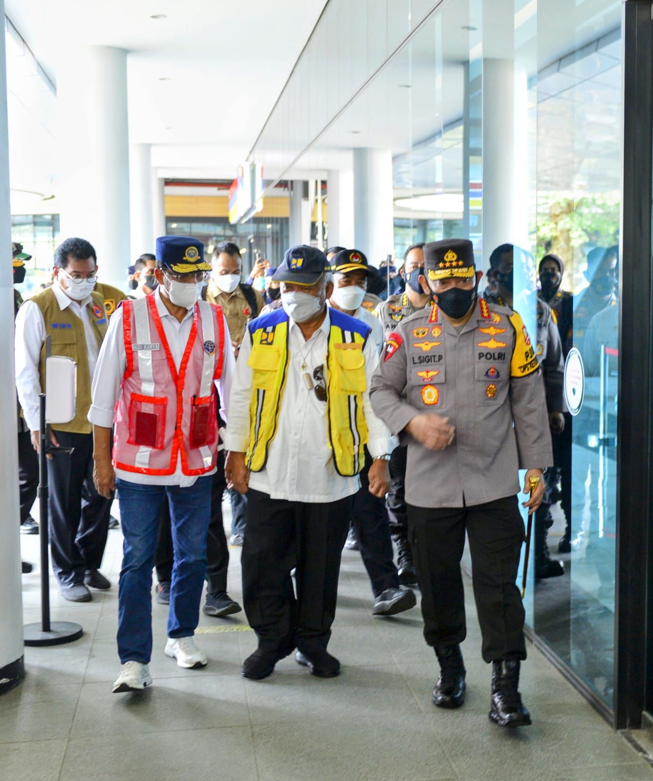 Kapolri Jenderal Listyo Sigit Prabowo meninjau kesiapan mudik di Pelabuhan Merak