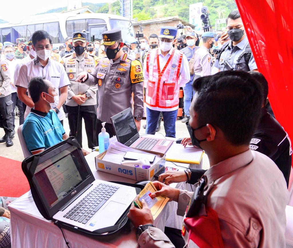 Kapolri Jenderal Listyo Sigit Prabowo meninjau kesiapan mudik di Pelabuhan Merak