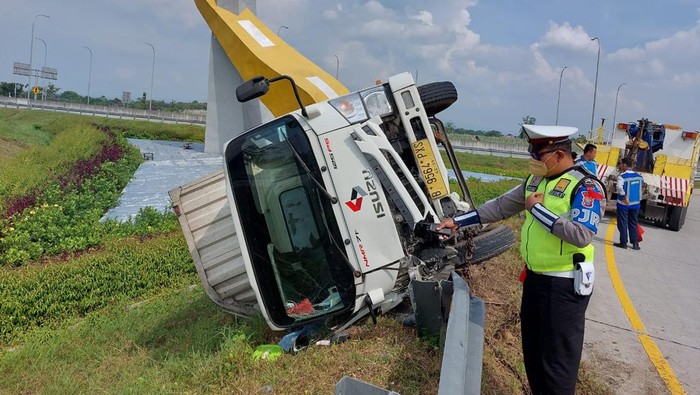 kecelakaan di tol ngawi