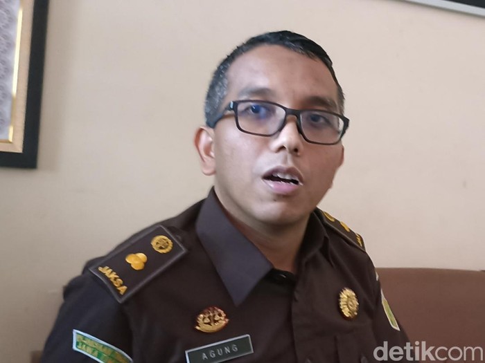 Tiga sales motor di Tulungagung diperkosa atasannya. Pelaku mengancam 3 wanita itu akan dipersulit urusan pekerjaan, jika tidak melayani nafsu bejatnya.