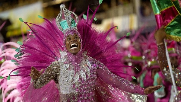 Seorang penampil dari sekolah samba Mangueira berparade saat perayaan Karnaval di Sambadrome di Rio de Janeiro, Brasil. (AP Photo/Silvia Izquierdo)