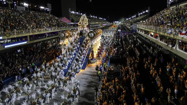 Sambadrome Rio telah menjadi rumah bagi parade sejak tahun 1980-an, dan merupakan simbol perayaan Karnaval Brasil. Selama pandemi, itu adalah tempat penampungan bagi lebih dari 400 orang tunawisma dan juga berfungsi sebagai stasiun vaksinasi. (AP Photo/Bruna Prado)