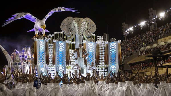 Kendaraan hias warna-warni dan penari flamboyan menghibur puluhan ribu orang yang berdesakan di Sambadrome yang ikonik di Rio de Janeiro, menggelar perayaan Karnaval yang tertunda setelah pandemi menghentikan pertunjukan yang mempesona. (AP Photo/Bruna Prado)