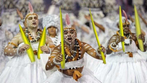 Sekolah samba terbaik Rio de Janeiro mulai memamerkan barang-barang mereka Jumat malam, yang merupakan malam pertama dari tontonan dua malam itu. (AP Photo/Andre Penner)