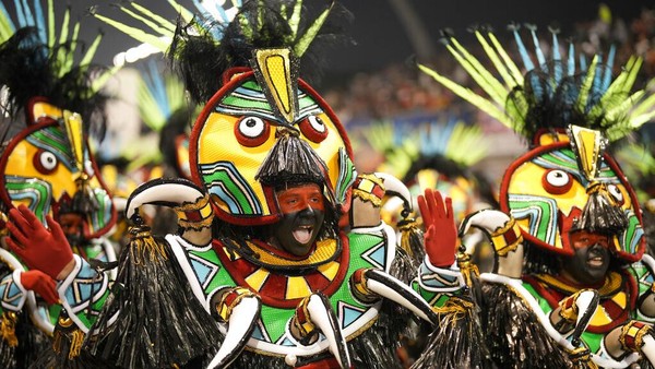 Penari dari sekolah samba Rosas de Ouro tampil dalam parade karnaval di Sao Paulo, Brasil, Minggu, (24/4/2022). (AP Photo/Andre Penner)