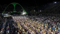 Anggota sekolah samba Imperatriz Leopoldinense tampil dalam parade Karnaval di Sambadrome di Rio de Janeiro, Brasil. (AP Photo/Bruna Prado)