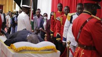 Presiden Uruhu Kenyatta memerintahkan masa berkabung nasional sampai matahari terbenam pada hari Kibaki dimakamkan, dengan semua bendera dikibarkan setengah tiang.