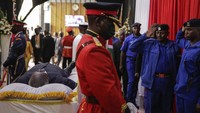 Jenazah Presiden Mwai Kibaki yang disemayamkan di dalam Gedung Parlemen juga dibuka dengan penjagaan yang ketat untuk umum yang ingin memberikan penghormatan terakhir.