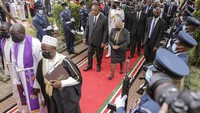 Presiden Kenya Uhuru Kenyatta dan istrinya Margaret Kenyatta, tiba untuk melihat jenazah mantan Presiden Mwai Kibaki yang disemayamkan di parlemen di Nairobi, Kenya, Senin (25/4/2022) waktu setempat.  