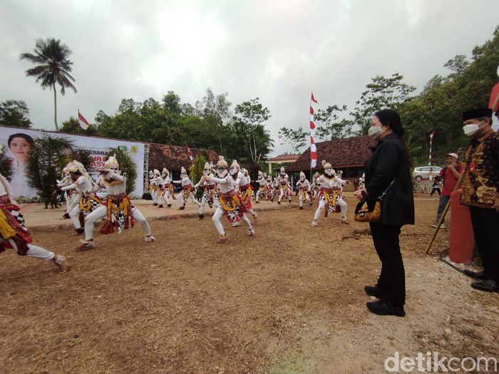 Ketua DPR RI Puan Maharani disambut penampilan kesenian Kethek Ogleng di Lapangan Desa Gendayakan, Paranggupito.