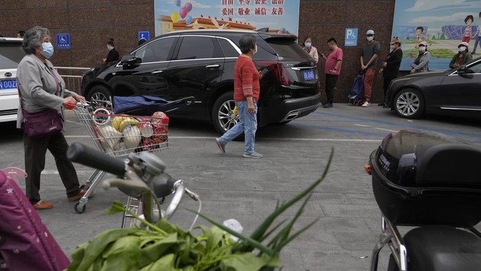 Supermarket di Beijing ramai didatangi warga. Mereka berbelanja dalam jumlah besar karena khawatir pemerintah akan menerapkan lockdown ketat di kawasan itu.