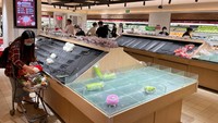 Penampakan display bahan makanan yang ludes di salah satu supermarket kawasan Beijing usai diserbu warga yang khawatir diterapkannya lockdown ketat di wilayah tersebut. (REUTERS/STELLA QIU).