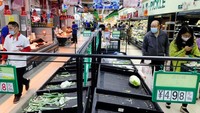 Terlebih, di Shanghai yang kini penduduknya masih berada di bawah penguncian yang sudah berlangsung selama beberapa minggu dilaporkan mulai kehabisa bahan makanan. Selain itu, China juga saat ini sedang mengalami lonjakan kasus yang cukup tinggi. Di Shanghai, angka infeksi harian menembus 20 ribu kasus perharinya. (REUTERS/CARLOS GARCIA RAWLINS).