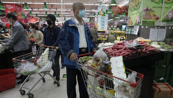 Supermarket di Beijing ramai didatangi warga. Mereka berbelanja dalam jumlah besar karena khawatir pemerintah akan menerapkan lockdown ketat di kawasan itu.
