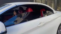 Kiky Saputri berpose dengan sebuah mobil mewah. Foto: Intsagram Kiky Saputri