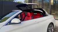 Kiky Saputri membuka atap mobil BMW berwarna putih itu. Foto: Intsagram Kiky Saputri