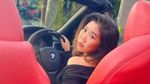 Jangan Iri! Kiky Saputri Berpose dengan BMW Mewah