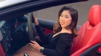 Senyum Kiky Saputri di balik kemudi mobil BMW. Foto: Intsagram Kiky Saputri