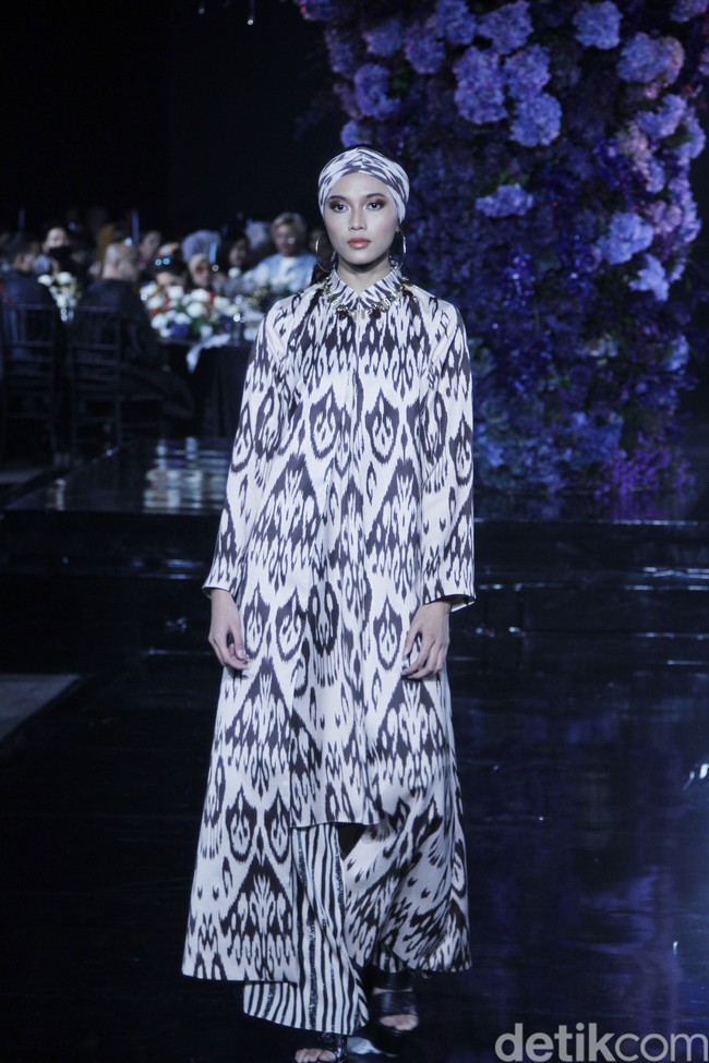 Pagelaran busana Raya 2022 Denny Wirawan mengusung tema Al Raiya di Hotel Le Meridien, Jakarta, Jumat 22 April 2022. Foto: Mohammad Abduh/Detikcom.