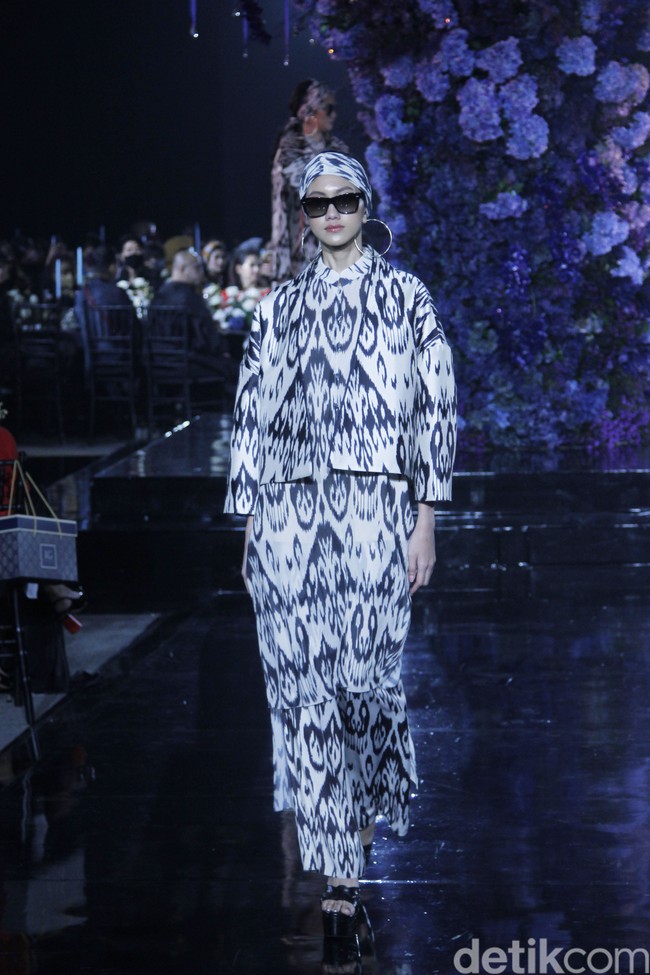 Pagelaran busana Raya 2022 Denny Wirawan mengusung tema Al Raiya di Hotel Le Meridien, Jakarta, Jumat 22 April 2022. Foto: Mohammad Abduh/Detikcom.