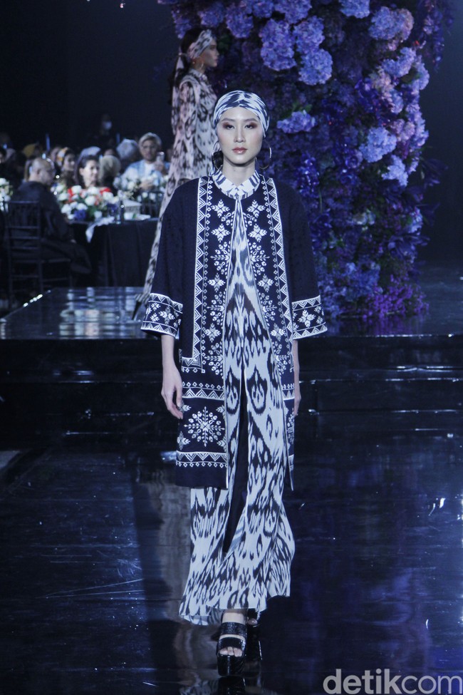 Pagelaran busana Raya 2022 Denny Wirawan mengusung tema Al Raiya di Hotel Le Meridien, Jakarta, Jumat 22 April 2022. Foto: Mohammad Abduh/Detikcom.