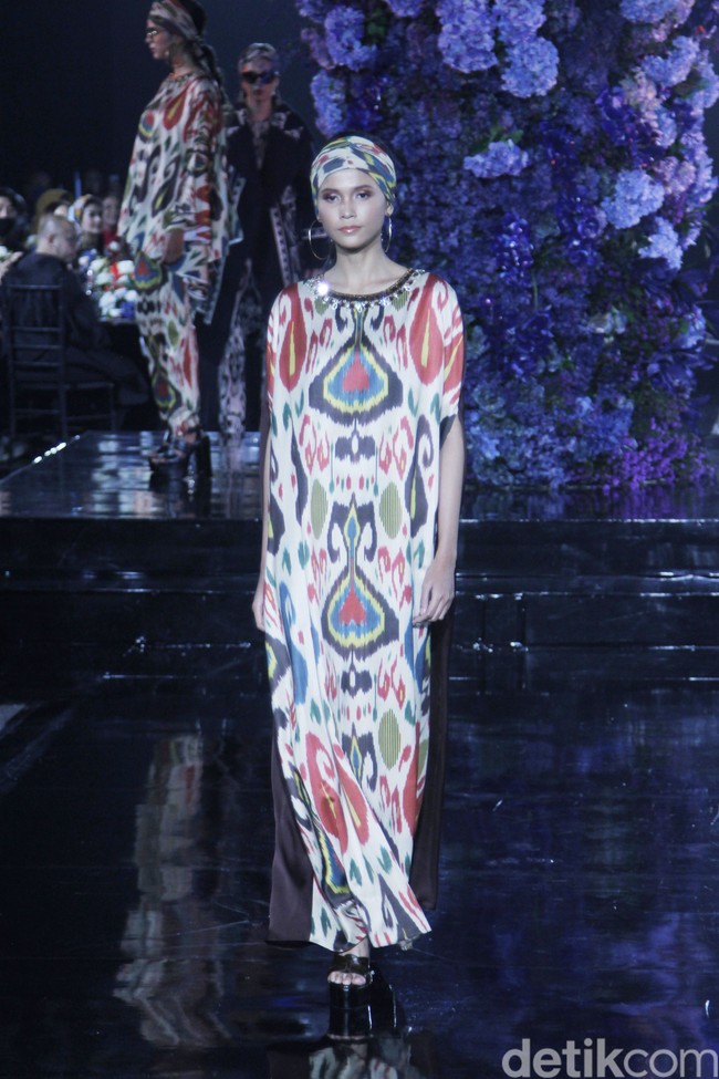 Pagelaran busana Raya 2022 Denny Wirawan mengusung tema Al Raiya di Hotel Le Meridien, Jakarta, Jumat 22 April 2022. Foto: Mohammad Abduh/Detikcom.