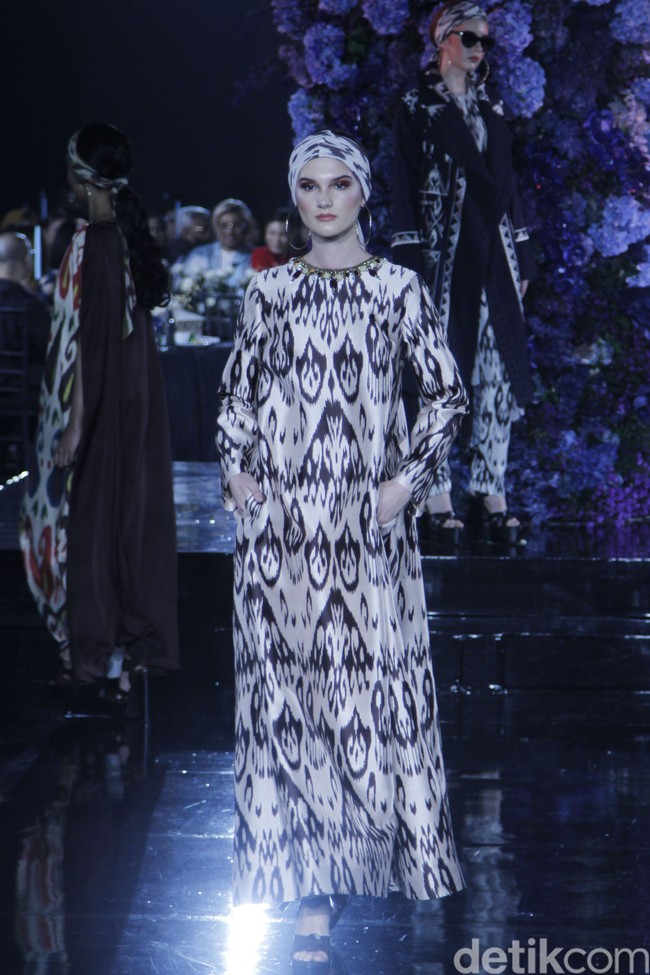 Pagelaran busana Raya 2022 Denny Wirawan mengusung tema Al Raiya di Hotel Le Meridien, Jakarta, Jumat 22 April 2022. Foto: Mohammad Abduh/Detikcom.