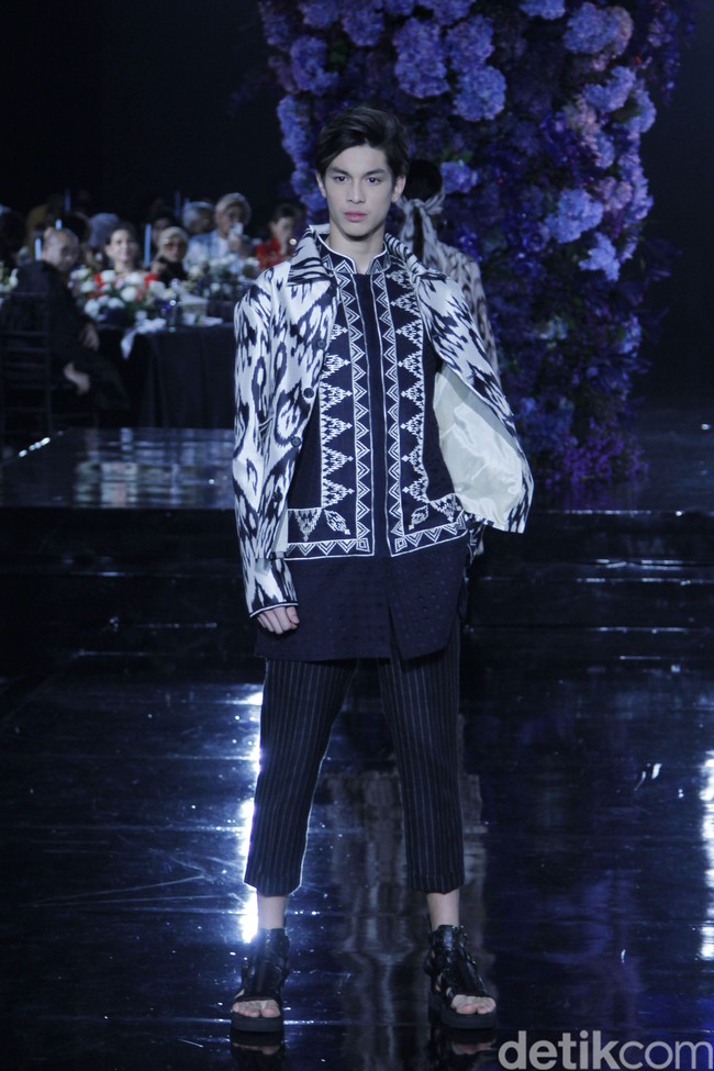 Pagelaran busana Raya 2022 Denny Wirawan mengusung tema Al Raiya di Hotel Le Meridien, Jakarta, Jumat 22 April 2022. Foto: Mohammad Abduh/Detikcom.