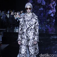 Pagelaran busana Raya 2022 Denny Wirawan mengusung tema Al Raiya di Hotel Le Meridien, Jakarta, Jumat 22 April 2022. Foto: Mohammad Abduh/Detikcom.