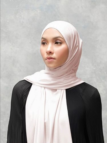 Koleksi hijab pashmina instan dari Daisy.