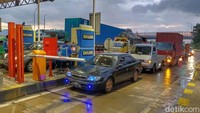 Tampak ada sedikit antrean di gerbang tol.