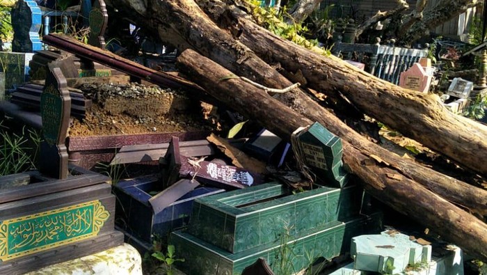 Kondisi pemakaman muslimin di Jalan Merdeka, Samatinda yang tertimpa pohon tumbang.