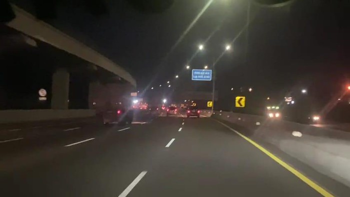 Kondisi tol Cawang arah Cikampek Selasa (26/4) malam