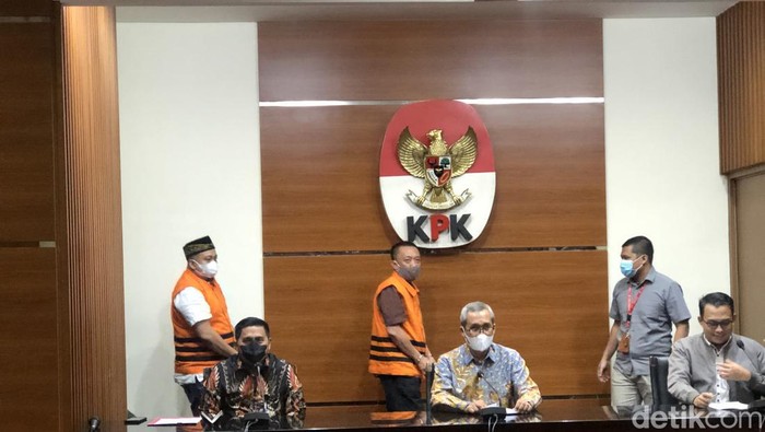 KPK menahan 2 tersangka kasus korupsi pengadaan tanah untuk SMKN 7 Tangerang Selatan (Tangsel) yakni Agus Kartono dan Farid Nurdiansyah (berpeci) (M Hanafi/detikcom)