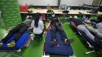 Warga tengah melakukan donor darah di kantor PMI Jakarta.