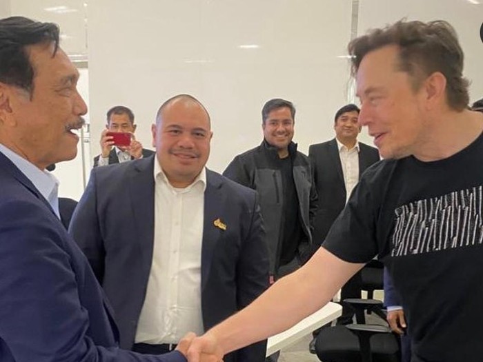 Elon Musk Pakai Kaus Saat Bertemu Luhut Cs