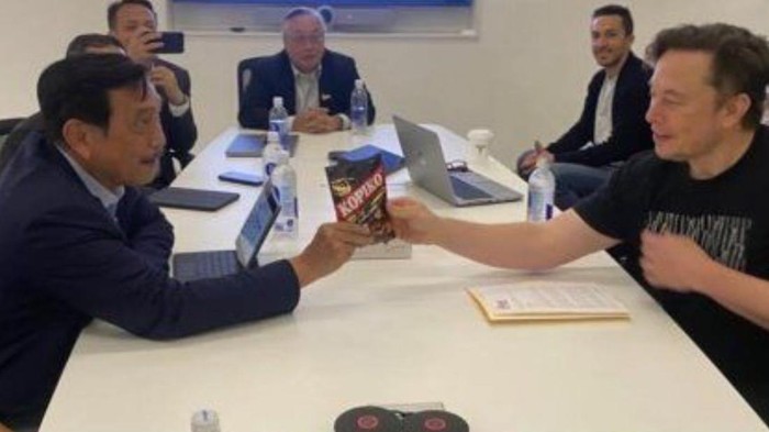 Luhut dan Elon Musk Pegang Bungkus Kopiko