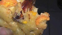 Sedang asyik makan bakwan, jika seperti ini momennya pasti langsung mual. Hampir tergigit, ada seekor kecoak yang matang di dalam bakwan sayur ini. Foto: Twitter/jowoshitpost