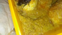 Menyimpan lauk sisa kemarin memang menjadi solusi yang tepat agar tidak sibuk memasak berkali-kali. Menyimpan sisa makanan dengan rapat penting fungsinya agar tidak masuk gerombolan kecoak seperti ini. Foto: Twitter/jowoshitpost